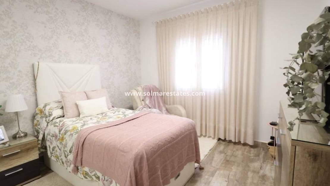 4 bedroom Villa for sale in Villamartin with pool - € 435,000 (Ref: 9483925)