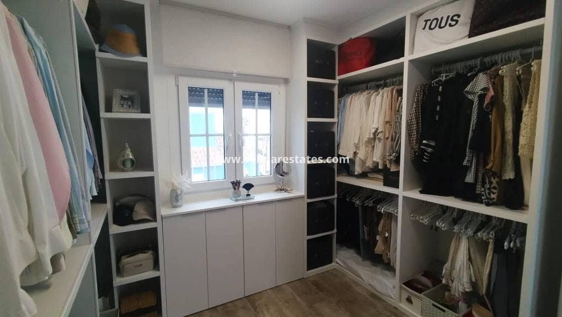 4 bedroom Villa for sale in Villamartin with pool - € 435,000 (Ref: 9483925)