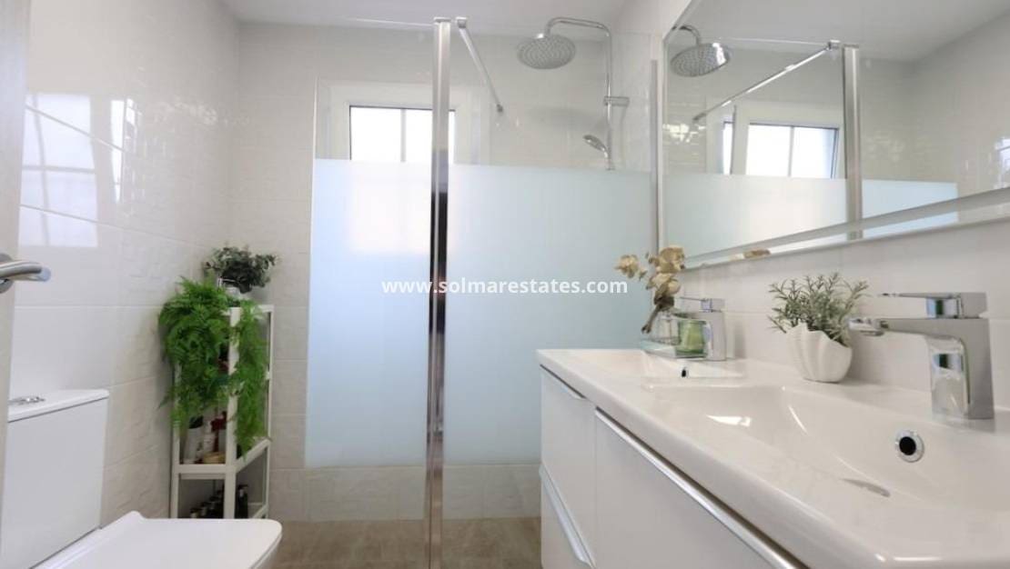 4 bedroom Villa for sale in Villamartin with pool - € 435,000 (Ref: 9483925)