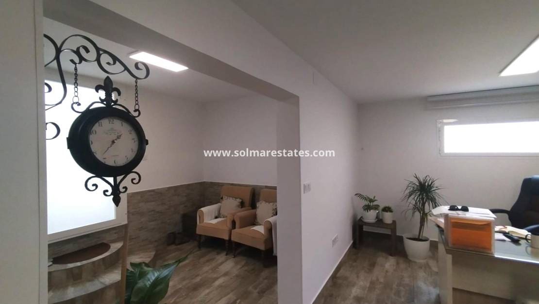 4 bedroom Villa for sale in Villamartin with pool - € 435,000 (Ref: 9483925)