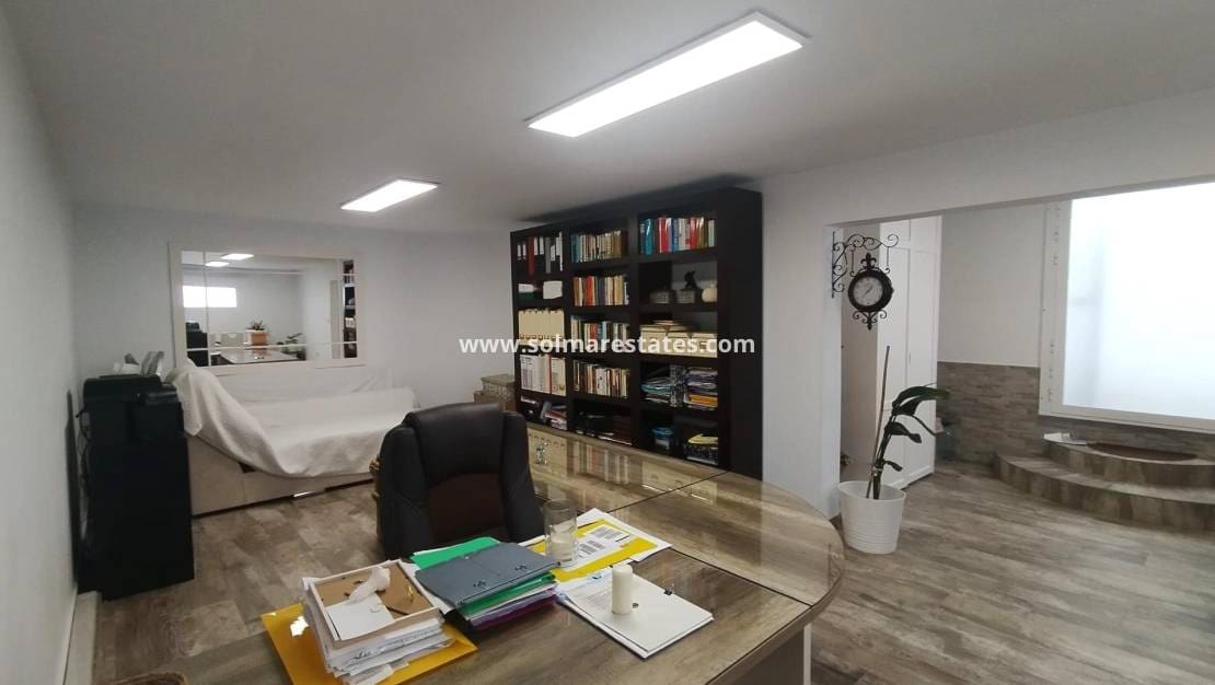 4 bedroom Villa for sale in Villamartin with pool - € 435,000 (Ref: 9483925)