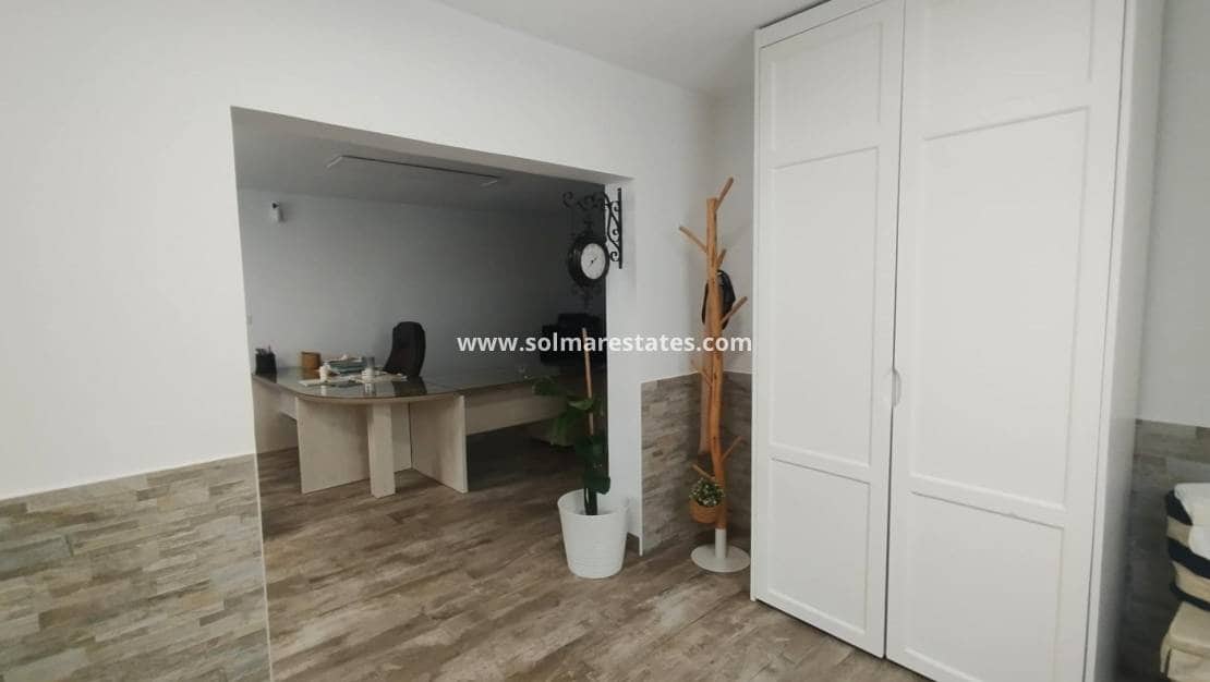 4 bedroom Villa for sale in Villamartin with pool - € 435,000 (Ref: 9483925)