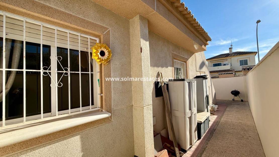 3 bedroom Bungalow for sale in Los Altos with pool - € 149,000 (Ref: 9486485)