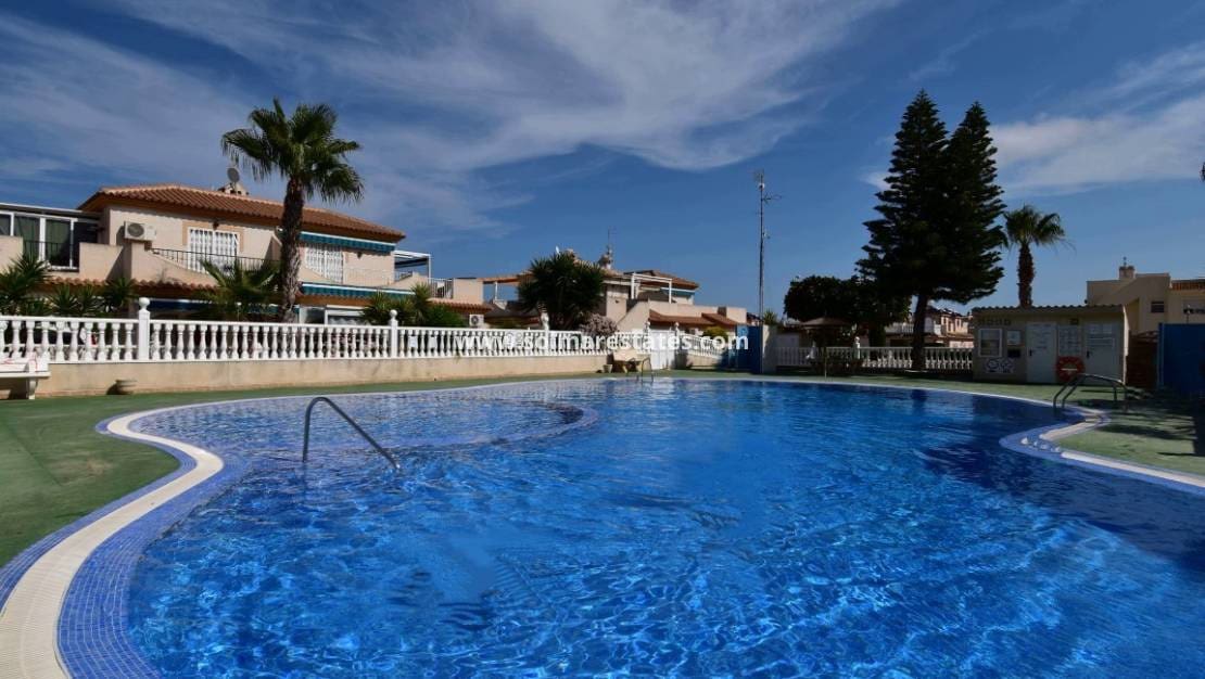 2 chambre Bungalow à vendre à Playa Flamenca avec piscine - 175 000 € (Ref: 9496466)