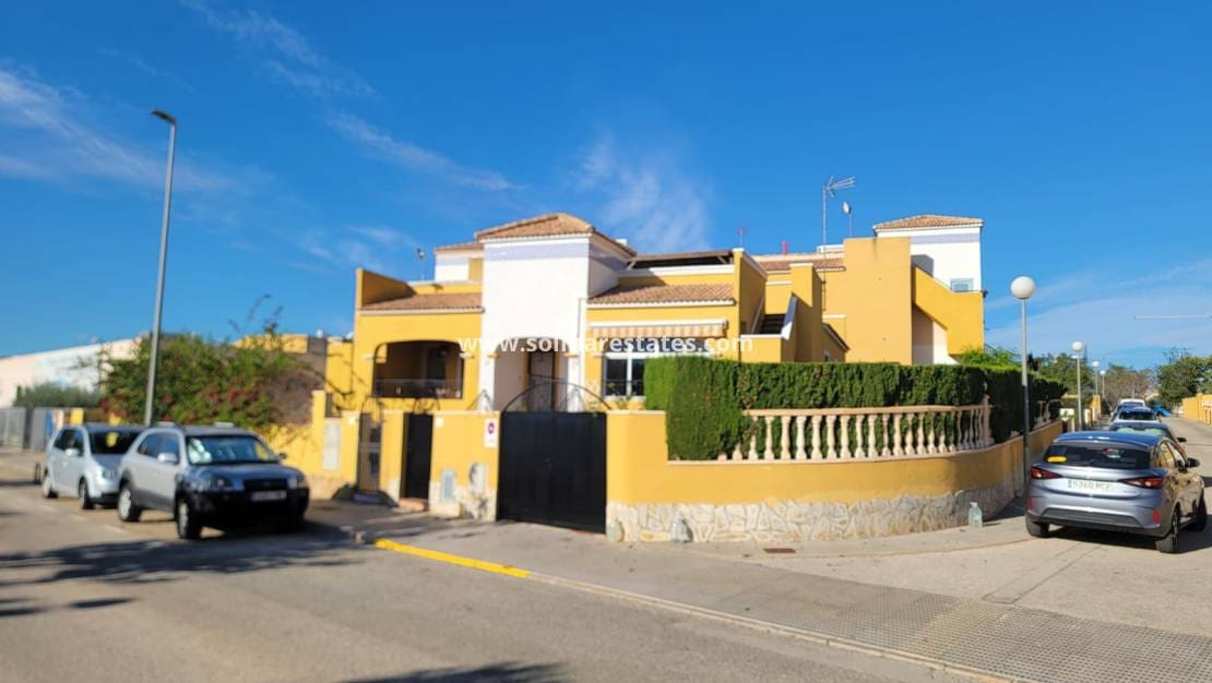 3 bedroom Bungalow for sale in Los Montesinos with pool - € 215,000 (Ref: 9500040)