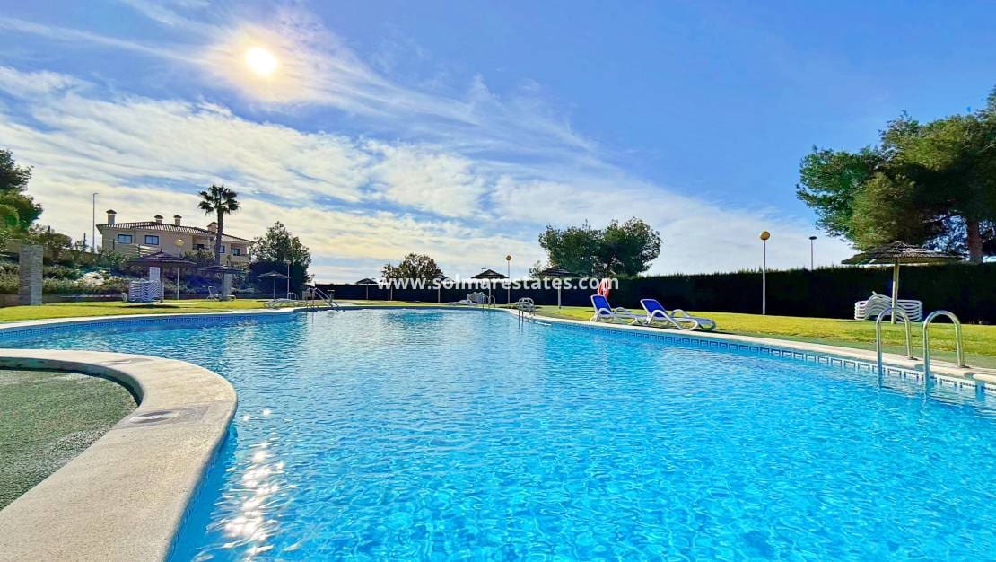 2 Zimmer Haus zu verkaufen in Campoamor mit Pool - 215.000 € (Ref: 9502925)