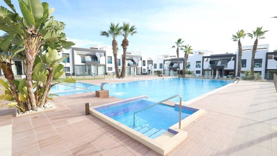 2 slaapkamer Appartement te koop in La Zenia met zwembad - € 280.000 (Ref: 9506254)