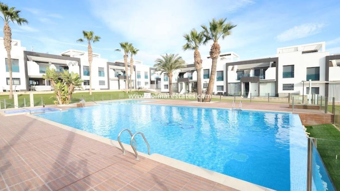 2 slaapkamer Appartement te koop in La Zenia met zwembad - € 280.000 (Ref: 9506254)