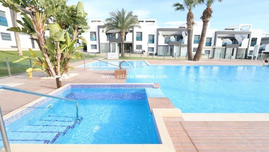 2 slaapkamer Appartement te koop in La Zenia met zwembad - € 280.000 (Ref: 9506254)