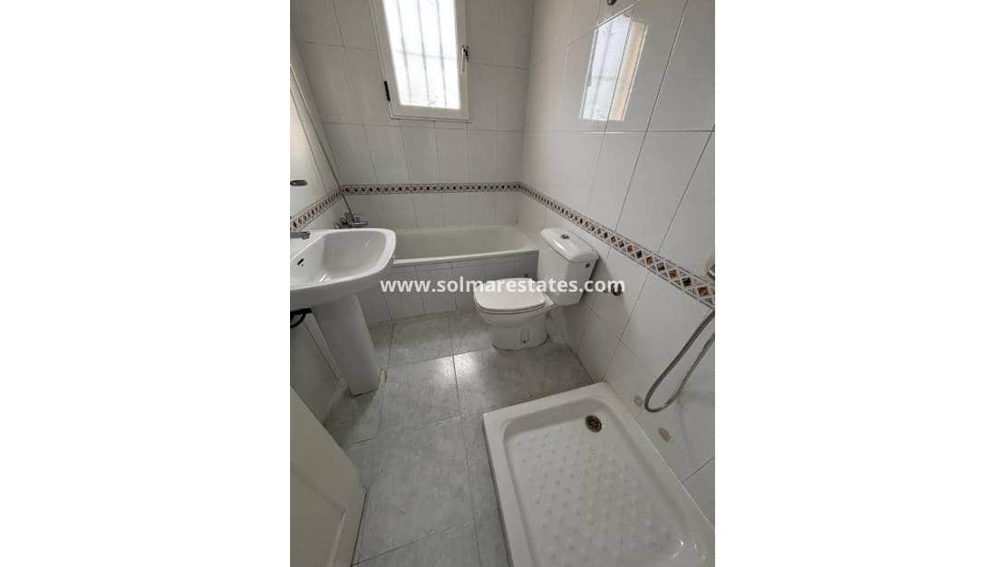 Apartamento de 2 habitaciones en La Siesta en venta con piscina - 120.000 € (Ref: 9521480)