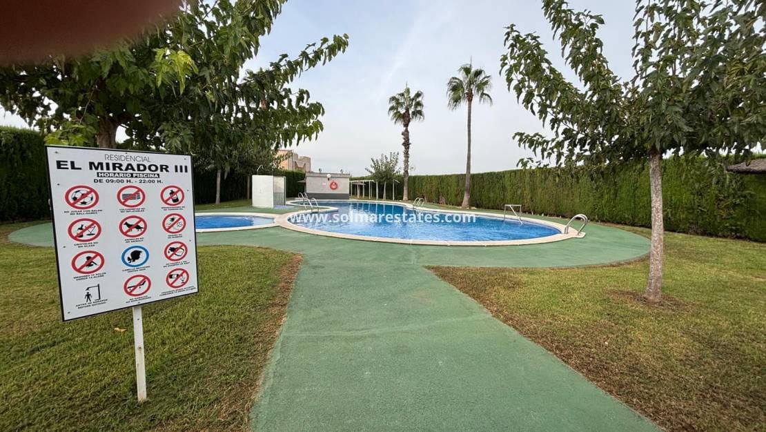 Apartamento de 2 habitaciones en La Siesta en venta con piscina - 120.000 € (Ref: 9521480)
