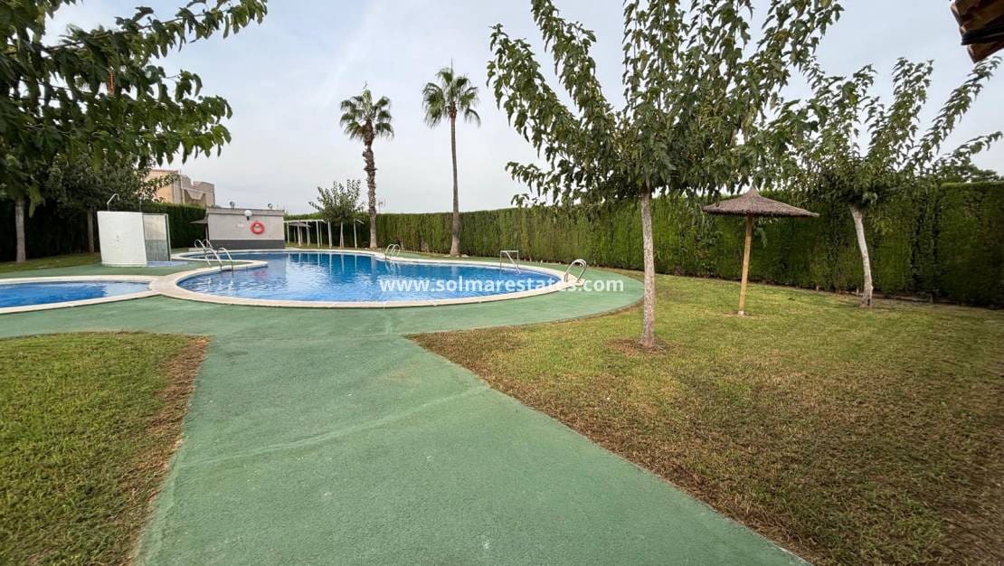 Apartamento de 2 habitaciones en La Siesta en venta con piscina - 120.000 € (Ref: 9521480)