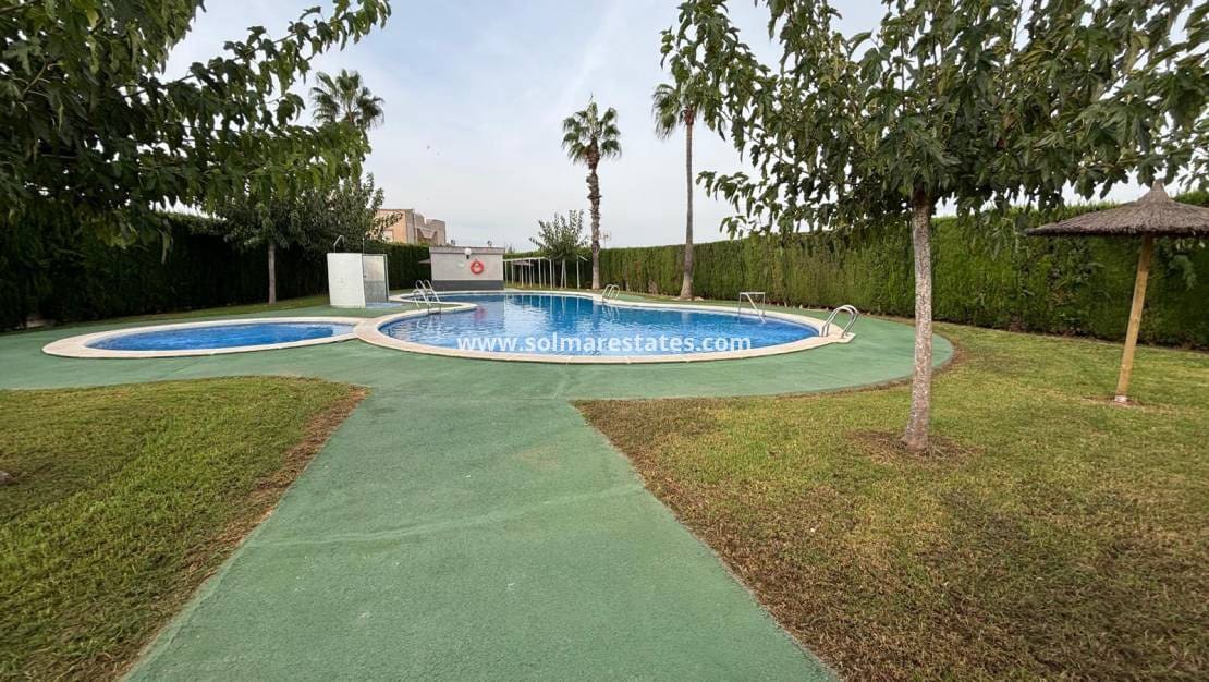 Apartamento de 2 habitaciones en La Siesta en venta con piscina - 120.000 € (Ref: 9521480)
