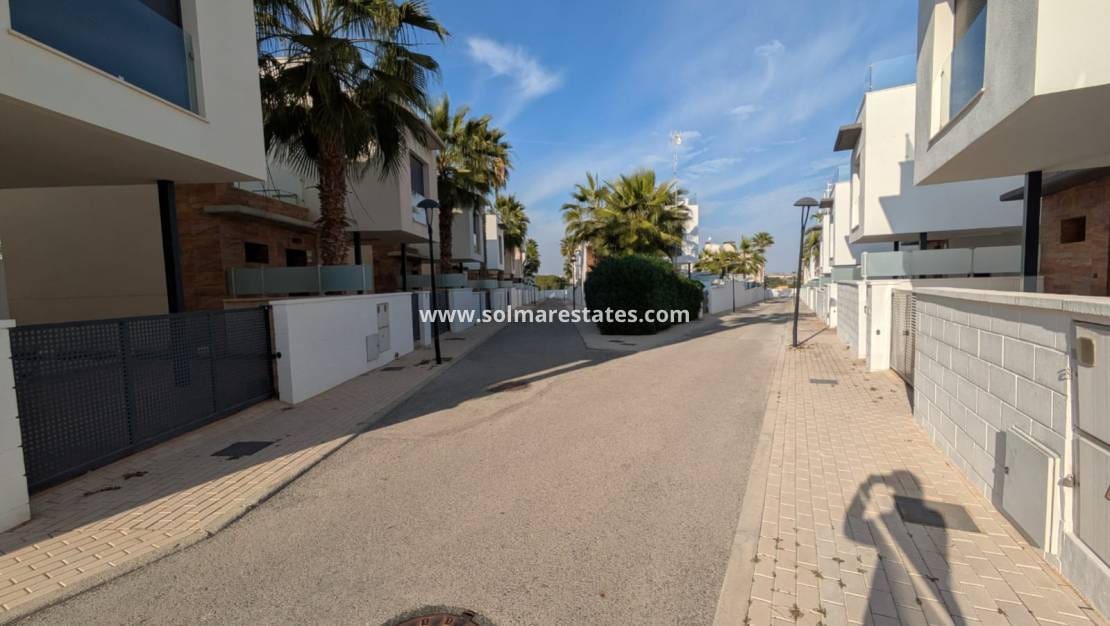 3 Zimmer Villa zu verkaufen in Cabo Roig mit Pool - 450.000 € (Ref: 9521777)