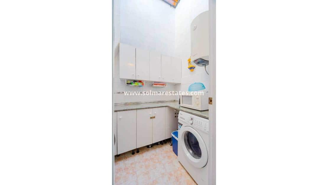 3 makuuhuone Omakotitalo myytävänä paikassa Playa Flamenca mukana uima-altaan - 269 000 € (Ref: 9549914)