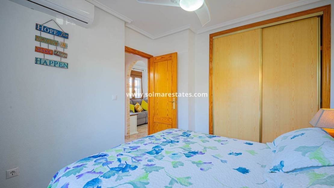 3 makuuhuone Omakotitalo myytävänä paikassa Playa Flamenca mukana uima-altaan - 269 000 € (Ref: 9549914)