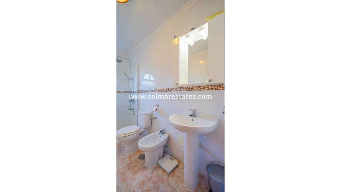 3 makuuhuone Omakotitalo myytävänä paikassa Playa Flamenca mukana uima-altaan - 269 000 € (Ref: 9549914)