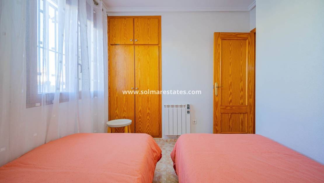 3 makuuhuone Omakotitalo myytävänä paikassa Playa Flamenca mukana uima-altaan - 269 000 € (Ref: 9549914)