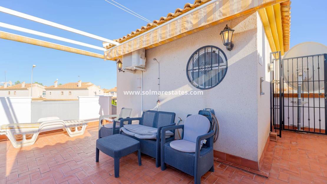 3 makuuhuone Omakotitalo myytävänä paikassa Playa Flamenca mukana uima-altaan - 269 000 € (Ref: 9549914)