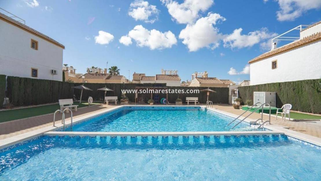 2 soverom Leilighet til salgs i Los Altos med svømmebasseng - € 149 900 (Ref: 9552262)