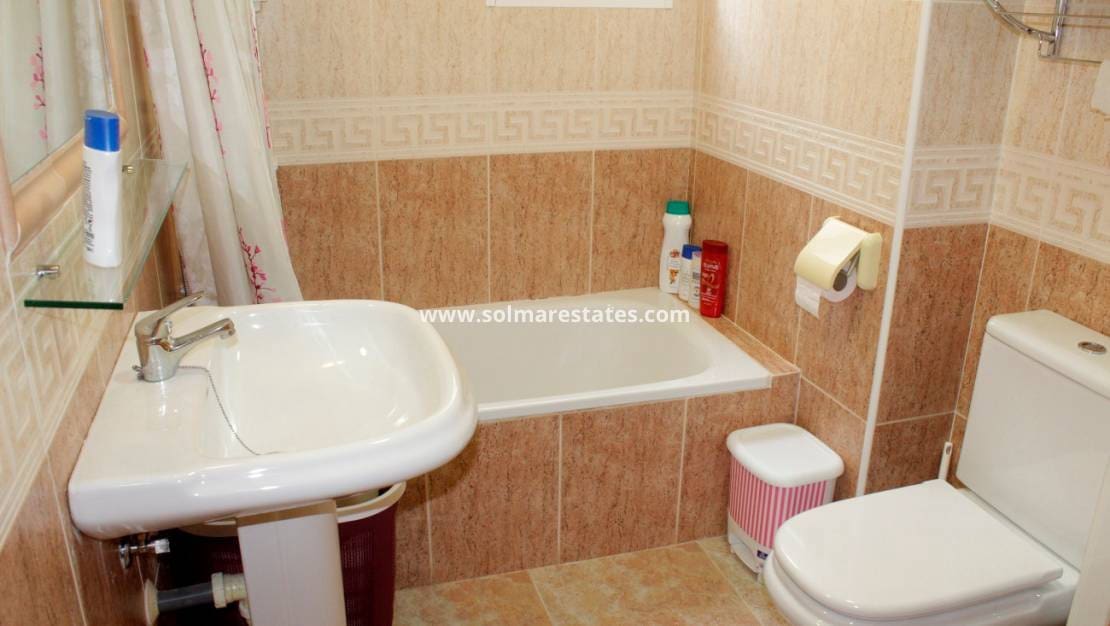 4 slaapkamer Halfvrijstaande villa te koop in Torre de la Horadada - € 272.000 (Ref: 9559473)