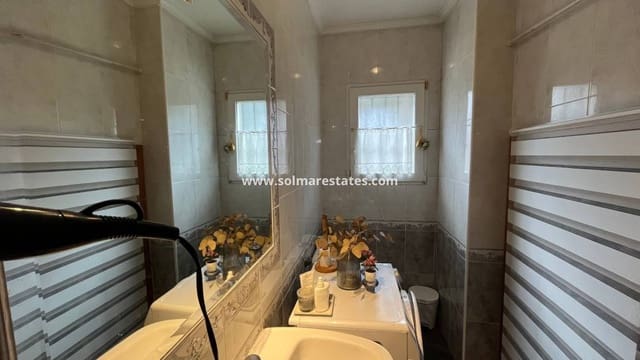 3 soveværelse Semi-Rækkehus til salg i Playa Flamenca, Orihuela med swimmingpool - € 350.000 (Ref: 9569941)