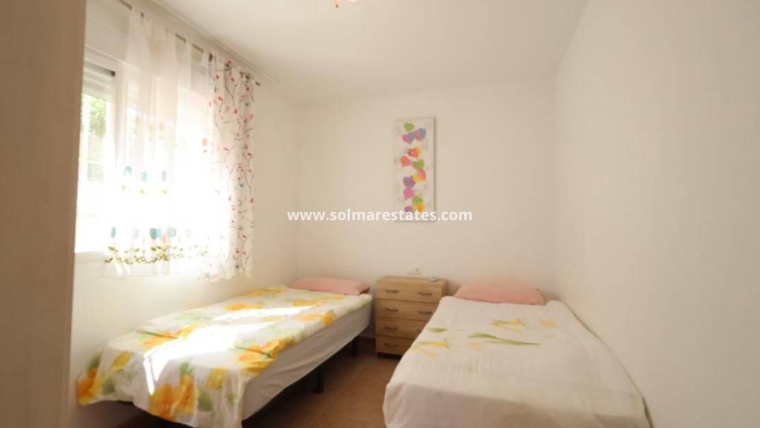 2 Zimmer Apartment zu verkaufen in Cabo Roig mit Pool - 295.000 € (Ref: 9572323)