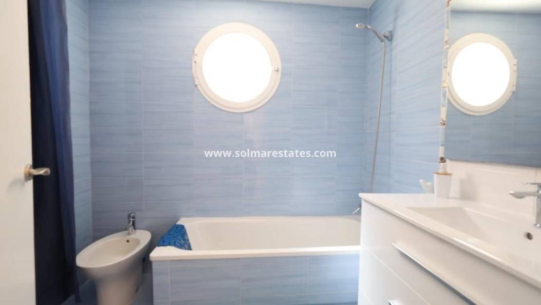 2 Zimmer Apartment zu verkaufen in Cabo Roig mit Pool - 295.000 € (Ref: 9572323)