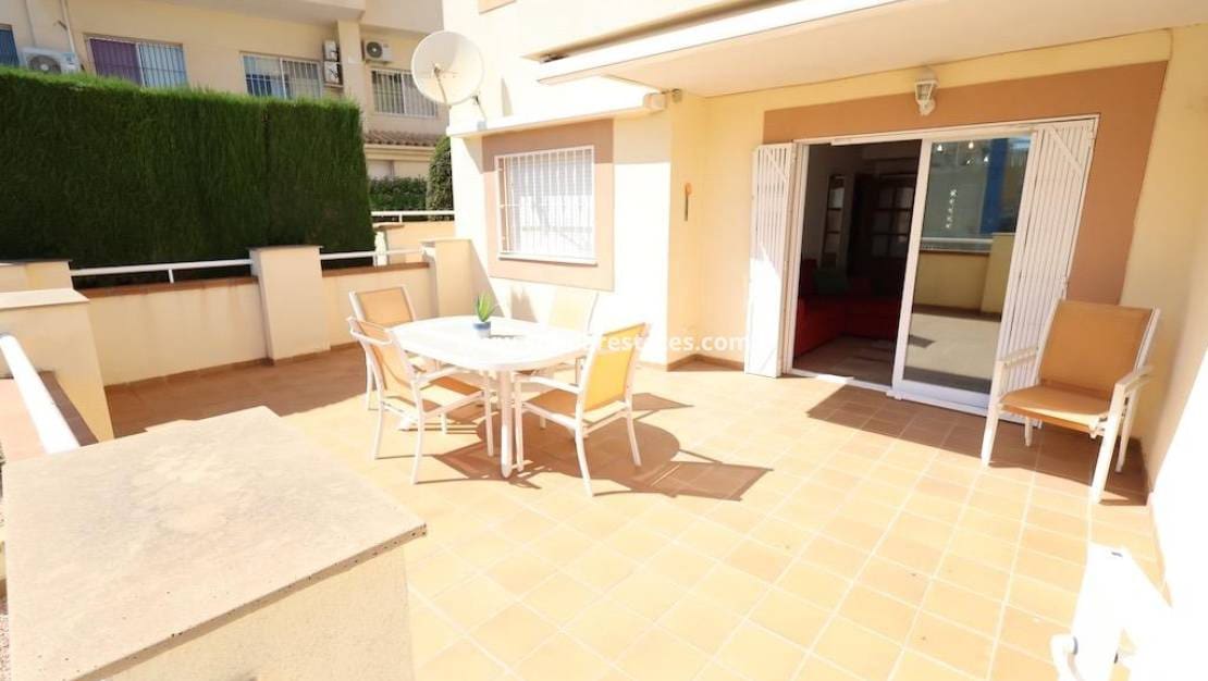 2 Zimmer Apartment zu verkaufen in Cabo Roig mit Pool - 295.000 € (Ref: 9572323)