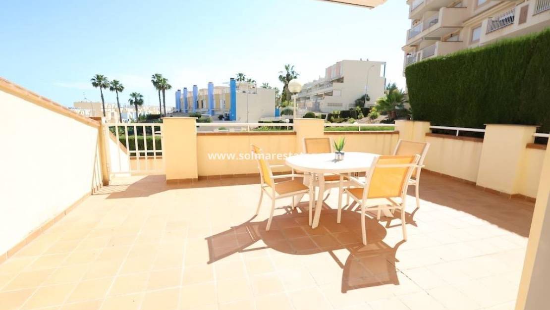2 Zimmer Apartment zu verkaufen in Cabo Roig mit Pool - 295.000 € (Ref: 9572323)