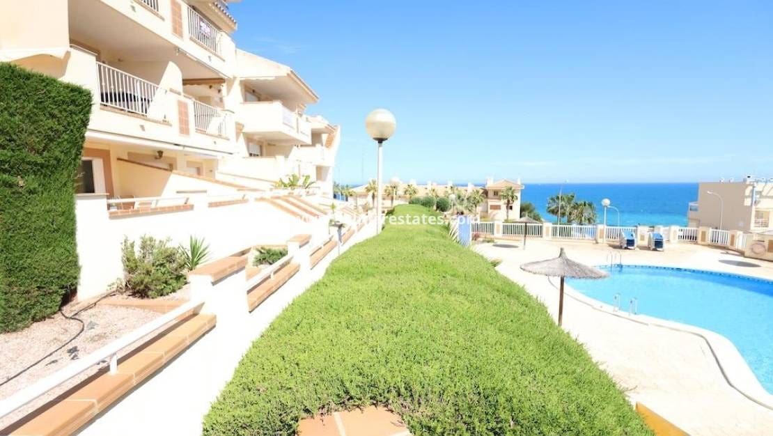 2 Zimmer Apartment zu verkaufen in Cabo Roig mit Pool - 295.000 € (Ref: 9572323)
