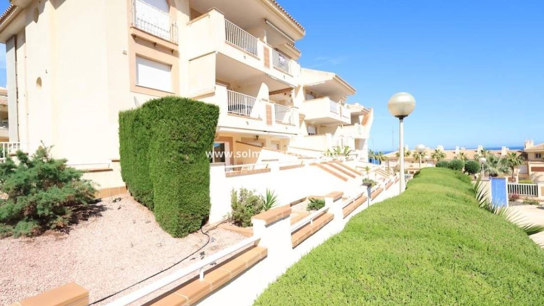 2 Zimmer Apartment zu verkaufen in Cabo Roig mit Pool - 295.000 € (Ref: 9572323)