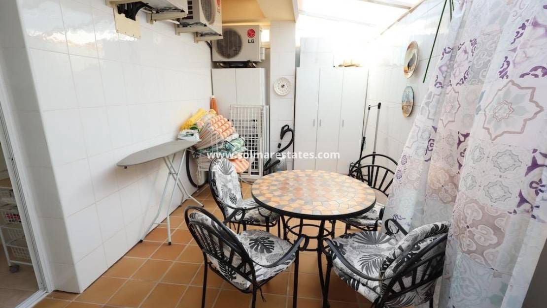 2 Zimmer Apartment zu verkaufen in Cabo Roig mit Pool - 295.000 € (Ref: 9572323)