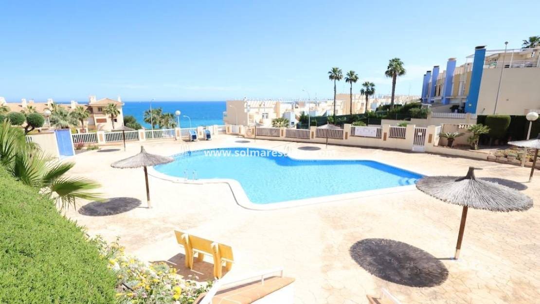 2 Zimmer Apartment zu verkaufen in Cabo Roig mit Pool - 295.000 € (Ref: 9572323)