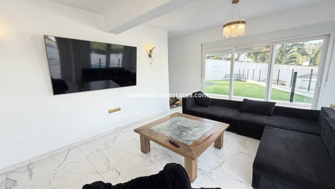 6 quarto Moradia para venda em Villamartin com piscina - 695 000 € (Ref: 9583159)