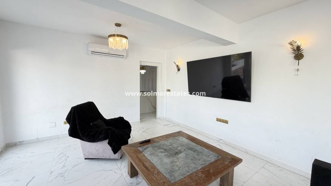 6 quarto Moradia para venda em Villamartin com piscina - 695 000 € (Ref: 9583159)