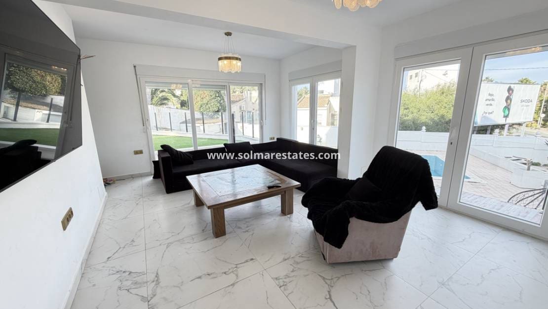 6 quarto Moradia para venda em Villamartin com piscina - 695 000 € (Ref: 9583159)