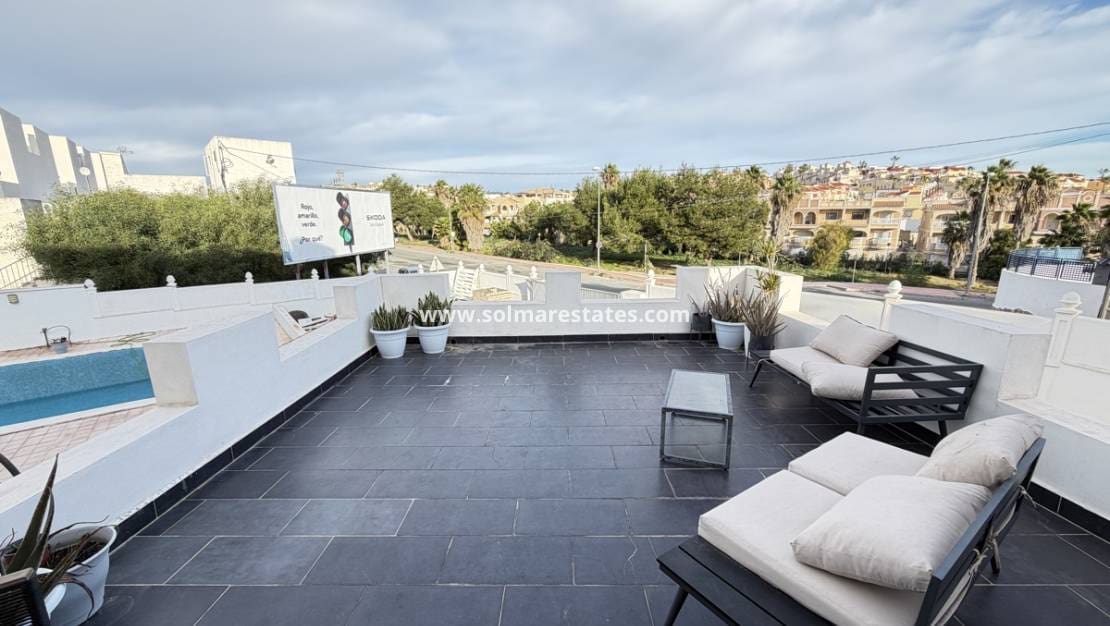 6 quarto Moradia para venda em Villamartin com piscina - 695 000 € (Ref: 9583159)