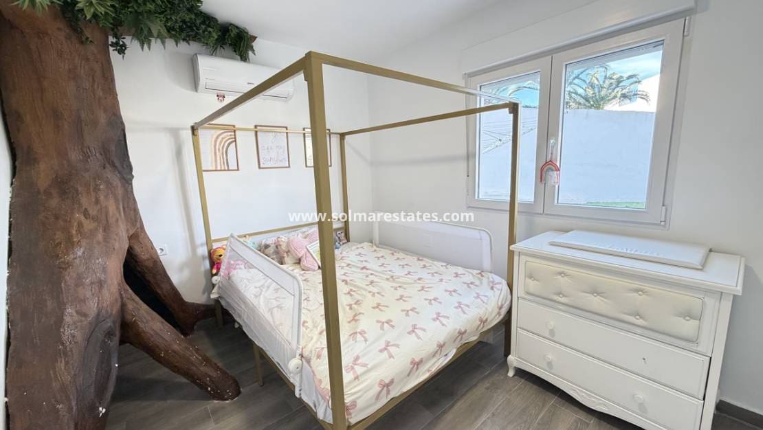 6 quarto Moradia para venda em Villamartin com piscina - 695 000 € (Ref: 9583159)