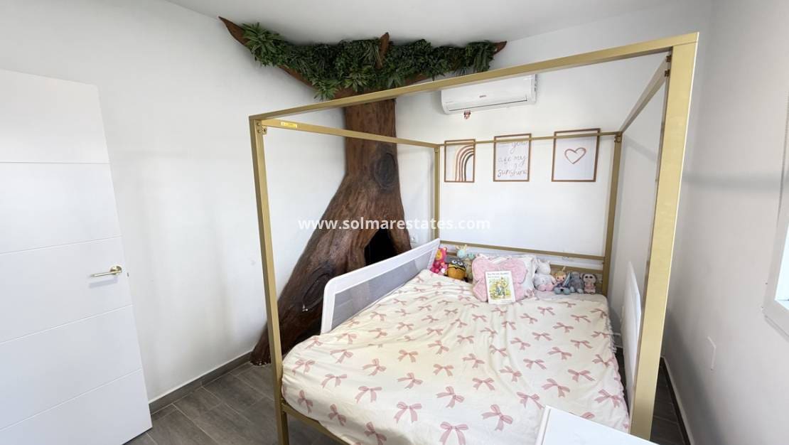 6 quarto Moradia para venda em Villamartin com piscina - 695 000 € (Ref: 9583159)