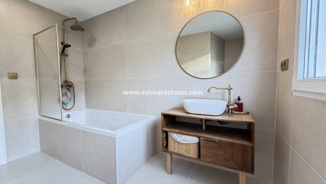 6 quarto Moradia para venda em Villamartin com piscina - 695 000 € (Ref: 9583159)