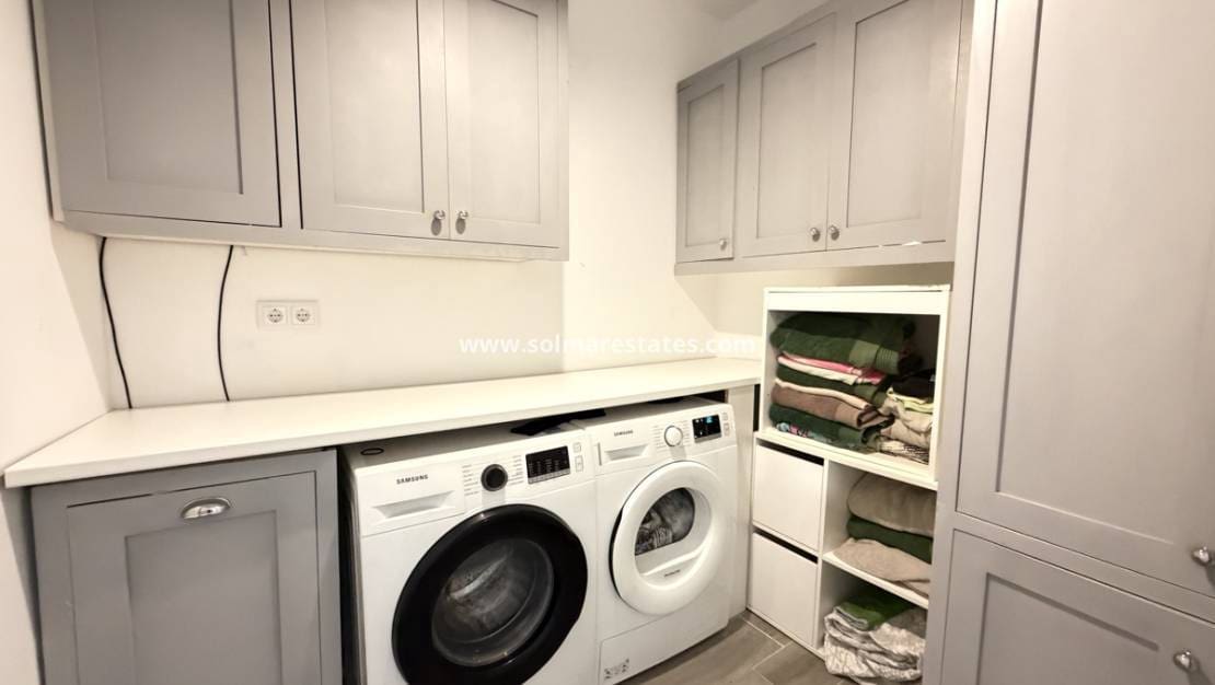 6 quarto Moradia para venda em Villamartin com piscina - 695 000 € (Ref: 9583159)