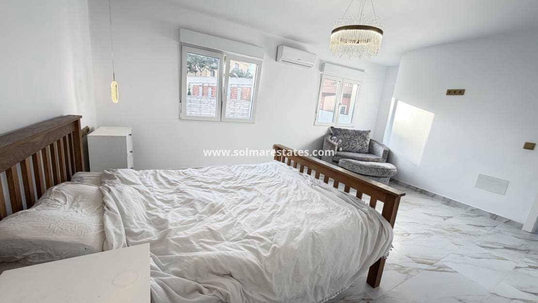 6 quarto Moradia para venda em Villamartin com piscina - 695 000 € (Ref: 9583159)