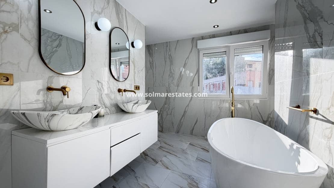 6 quarto Moradia para venda em Villamartin com piscina - 695 000 € (Ref: 9583159)