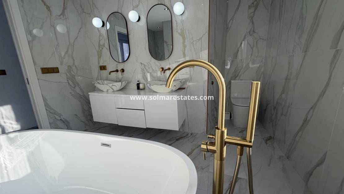 6 quarto Moradia para venda em Villamartin com piscina - 695 000 € (Ref: 9583159)