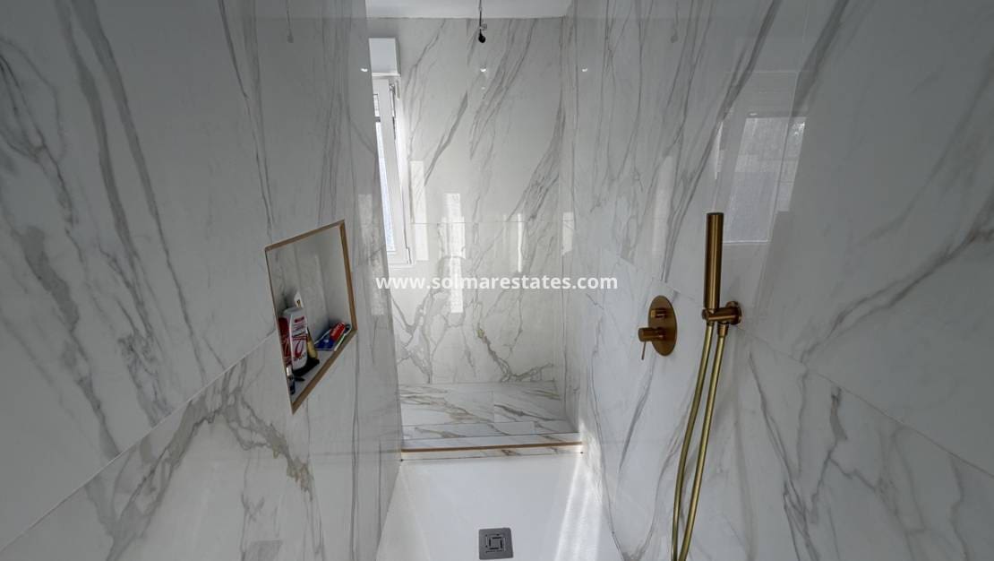 6 quarto Moradia para venda em Villamartin com piscina - 695 000 € (Ref: 9583159)