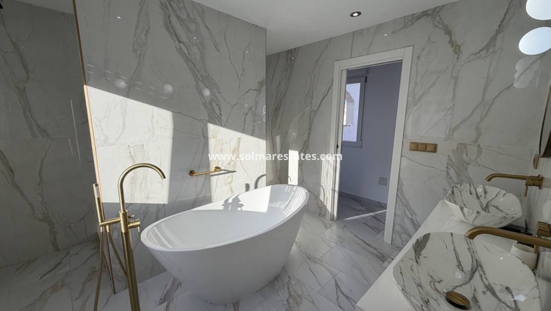 6 quarto Moradia para venda em Villamartin com piscina - 695 000 € (Ref: 9583159)