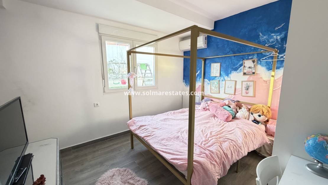 6 quarto Moradia para venda em Villamartin com piscina - 695 000 € (Ref: 9583159)