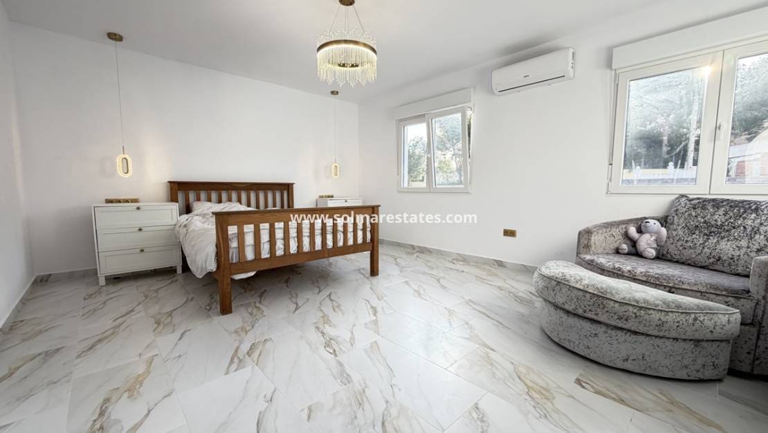 6 quarto Moradia para venda em Villamartin com piscina - 695 000 € (Ref: 9583159)