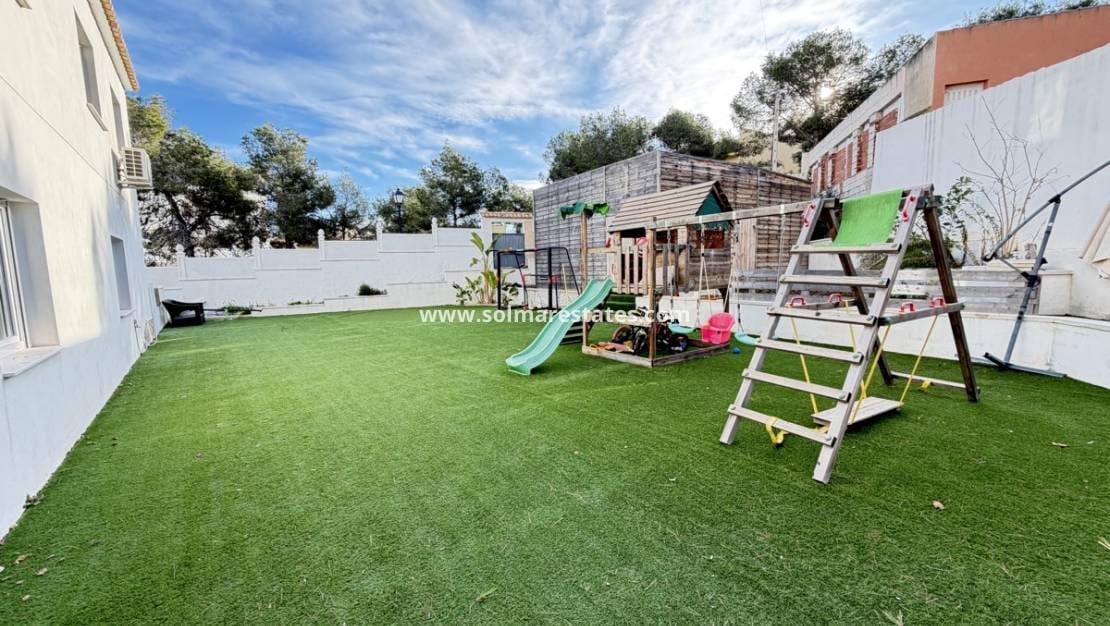 6 quarto Moradia para venda em Villamartin com piscina - 695 000 € (Ref: 9583159)